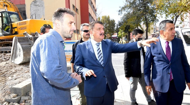 Başkan Gürkan Cumhuriyet Meydanında çalışmaları inceledi.