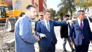 Başkan Gürkan Cumhuriyet Meydanında çalışmaları inceledi.