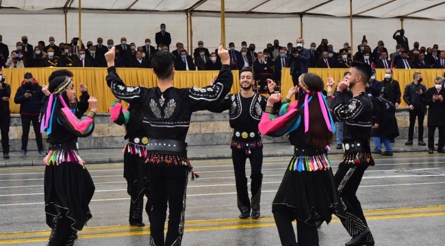 Cumhuriyet Bayramı Resmi Geçit Töreni Gerçekleştirildi
