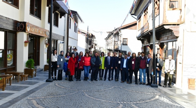 "Konakları, Müzeleri ve Kayısı Çekirdeği Kahvesini Çok Beğendik"