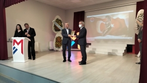 Vahap Küçük" Başarı Ödülü" Kızılay Şube Başkanı Ramazan Soylu'ya