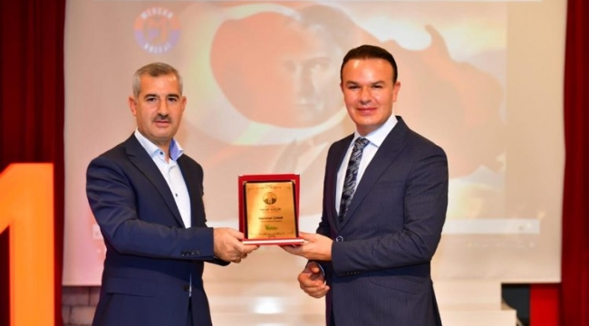 Vahap Küçük " Eğitim Ödülü"  Özel Mercan Kolejine