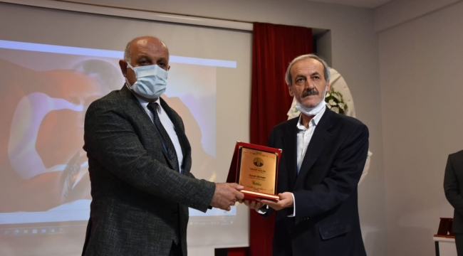 Vahap Küçük Liyakat Ödülü Başkan Zelyurt'a verildi
