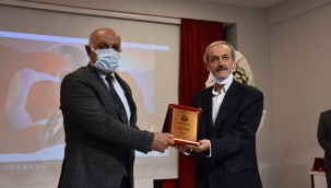 Vahap Küçük Liyakat Ödülü Başkan Zelyurt'a verildi