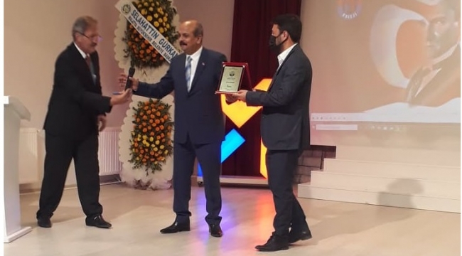 Vahap Küçük Özel Ödülü  İsmet Bayram'a
