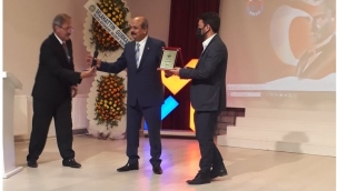 Vahap Küçük Özel Ödülü  İsmet Bayram'a