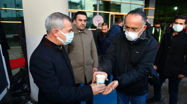 Başkan Çınar'dan hasta yakınlarına çorba ikramı