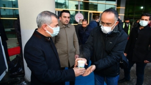 Başkan Çınar'dan hasta yakınlarına çorba ikramı