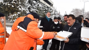 Başkan Gürkan'dan sahadaki personele baklava ikramı