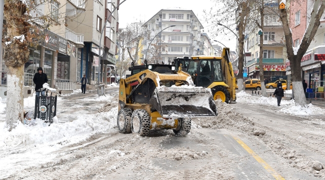 Büyükşehir belediyesinin karla mücadeles devam ediyor