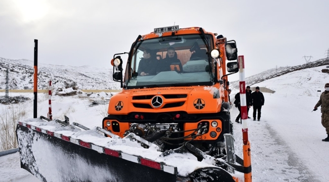 Vali Baruş Yol Açma-Yol Temizleme Çalışmalarına Katıldı