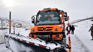 Vali Baruş Yol Açma-Yol Temizleme Çalışmalarına Katıldı