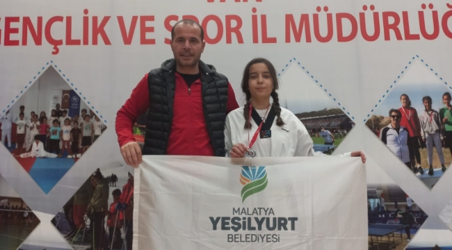  Esra Nisa'nın başarısı Yeşilyurt'u sevince boğdu