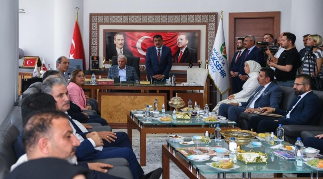 AK Parti genel başkan vekili Binali Yıldırım Büyükşehir Belediyesini ziyaret etti