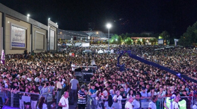 Mişmiş park fuar alanında  Hande  Yener rüzgarı