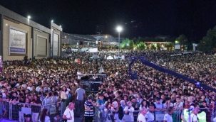 Mişmiş park fuar alanında  Hande  Yener rüzgarı