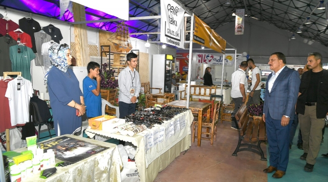 Vali  Şahin ve Başkan  Gürkan stantları gezdi