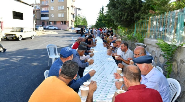  Başkan Çınar Cemal Gürsel'de düzenlenen Aşure dağıtımı programında