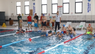 Başkan Güder, gençlerle birlikte kulaç attı