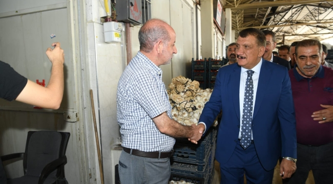 Başkan Gürkan ve milletvekili Tüfenkci sebze ve meyve hali'ni ziyaret etti