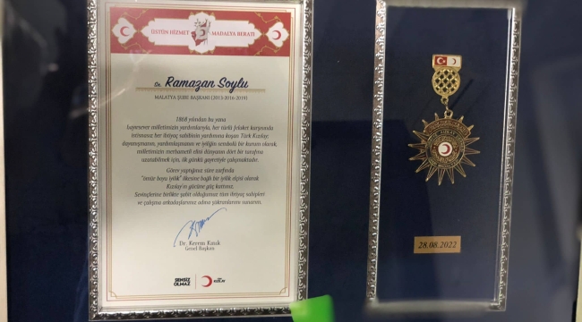 Kızılay Malatya Şube önceki başkanlarından Ramazan Soylu'ya Onur Ödülü verildi