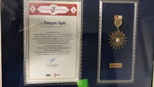 Kızılay Malatya Şube önceki başkanlarından Ramazan Soylu'ya Onur Ödülü verildi