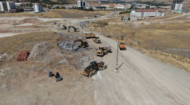 Büyükşehir Belediyesi Çamurlu Mahallesinde 30 Metrelik Yol Açıyor