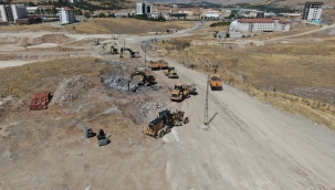 Büyükşehir Belediyesi Çamurlu Mahallesinde 30 Metrelik Yol Açıyor