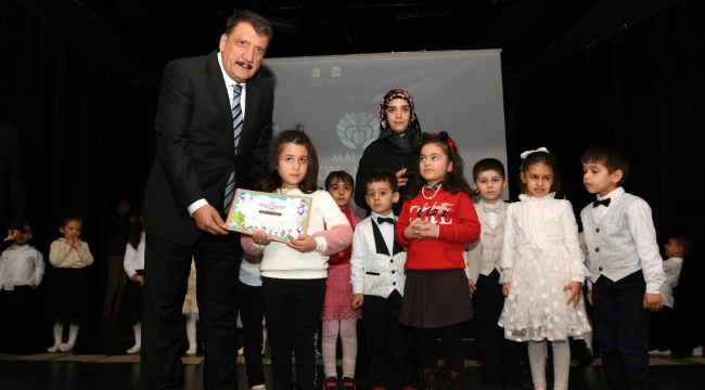 Başkan Gürkan çocukların ilk karnesini verdi