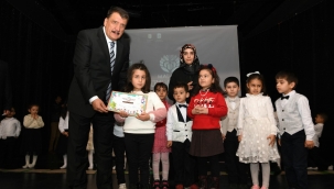 Başkan Gürkan çocukların ilk karnesini verdi