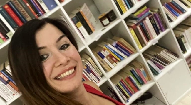 Bir Kadın; 32 Kütüphane Kurdu