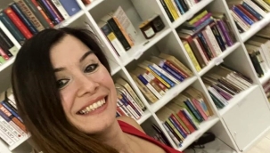 Bir Kadın; 32 Kütüphane Kurdu