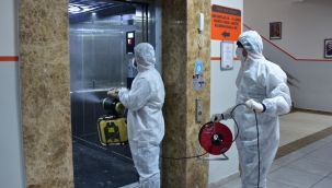 Büyükşehir Belediyesi Ekipleri Okullarda İlaçlama Yapıyor