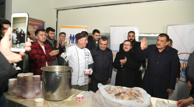 Büyükşehir Belediyesinden öğrencilere çorba