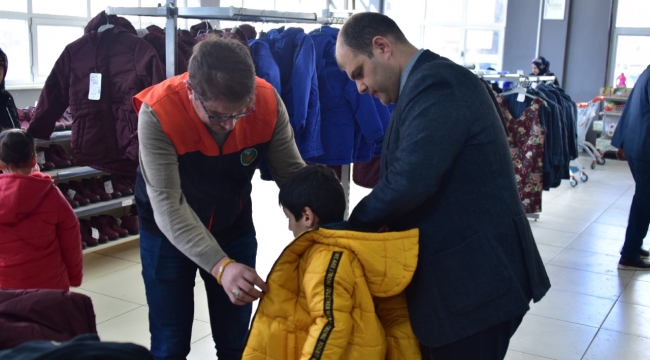 Vahap Küçük Hayır Çarşısı'ndan 28 bin kişi faydalanıyor
