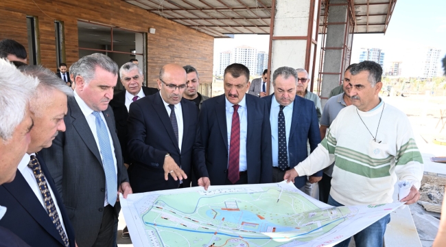 Gençlik ve Spor Bakanı Osman Aşkın Bak, 100. Yıl Parkı'nı gezdi