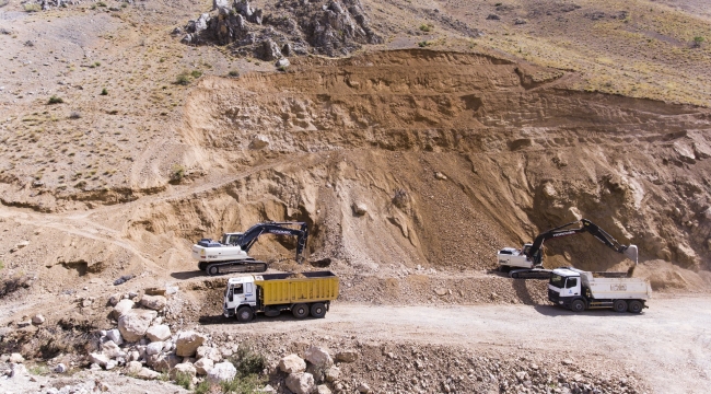 Maski Erkenekte deprem yaralarını sarıyor