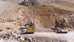 Maski Erkenekte deprem yaralarını sarıyor