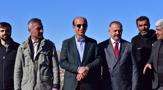 Horata ve Banazı bölgesinde ki Tuztaşı mevkiinde yapılması planlanan deprem konutlarının inşasına en kısa sürede başlanacağı müjdesini verdi. 