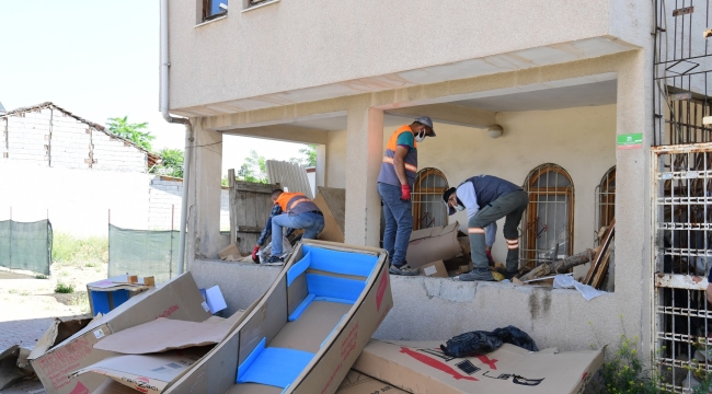 Yeşilyurt Belediyesi Ekipleri Çöp Evi Temizleyip, Dezenfekte Etti