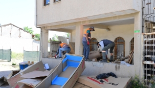 Yeşilyurt Belediyesi Ekipleri Çöp Evi Temizleyip, Dezenfekte Etti