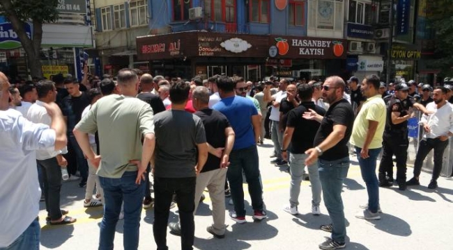 Depremzede esnaf yol kapattı