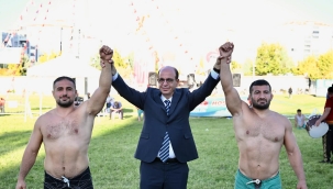 Pehlivanların Er Meydanındaki Mücadelesi 