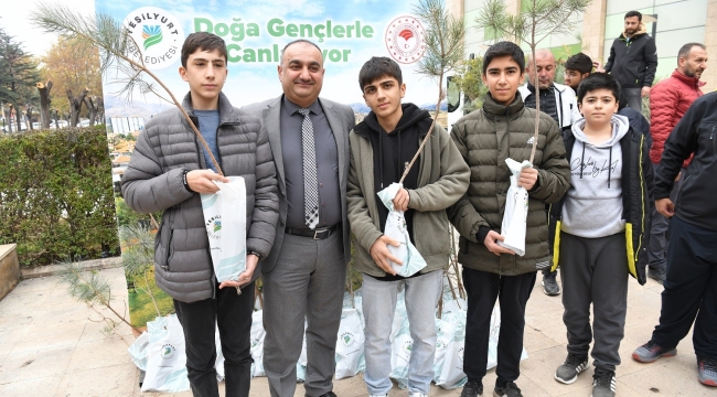 Milli ağaçlandırma gününde fidan dağıtımı