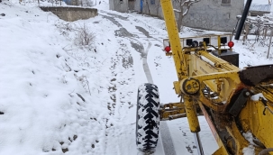  Yoğun Kar Yağışına Karşı Karla Mücadele Çalışmalarını Sürdürüyor