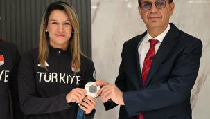 Yeşilyurt Belediye Başkanı İlhan Geçit, Milli Boksörlerimizi Kutladı: "Altın Madalya İçin Mücadele Edecekler"