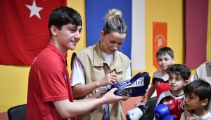 Olimpiyat İkincisi Milli Boksör Hatice Akbaş, Yeşilyurt Belediyesi Kick-Boks Sporcularıyla Buluştu