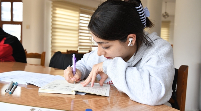 Pazarın Üstüne Modern Kütüphane