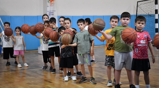 Yeşilyurt Belediyesinin Basketbol Kursu, Miniklere Neşe ve Enerji Getiriyor!
