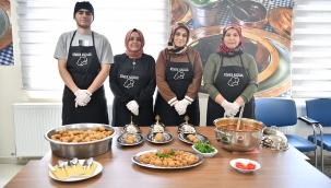  Analı-Kızlı Yemeğini Yapmak İçin Yarıştılar